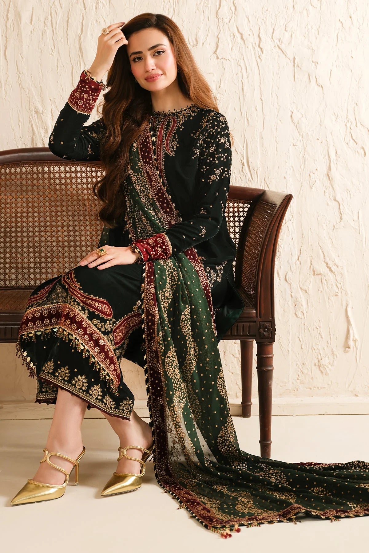EMBROIDERED
VELVET FORMAL
VF-2034