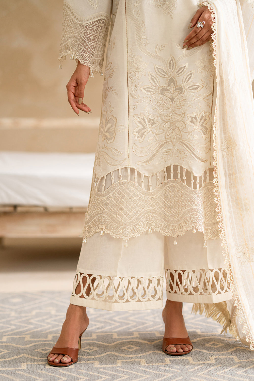 ETHNC WOMEN EMBROIDERED LAWN SUIT