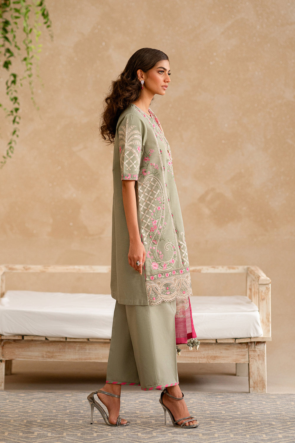 ETHNC WOMEN EMBROIDERED LAWN SUIT