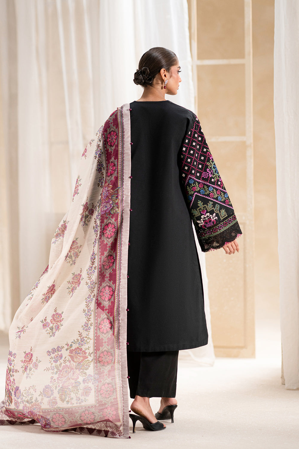 ETHNC WOMEN EMBROIDERED LAWN SUIT