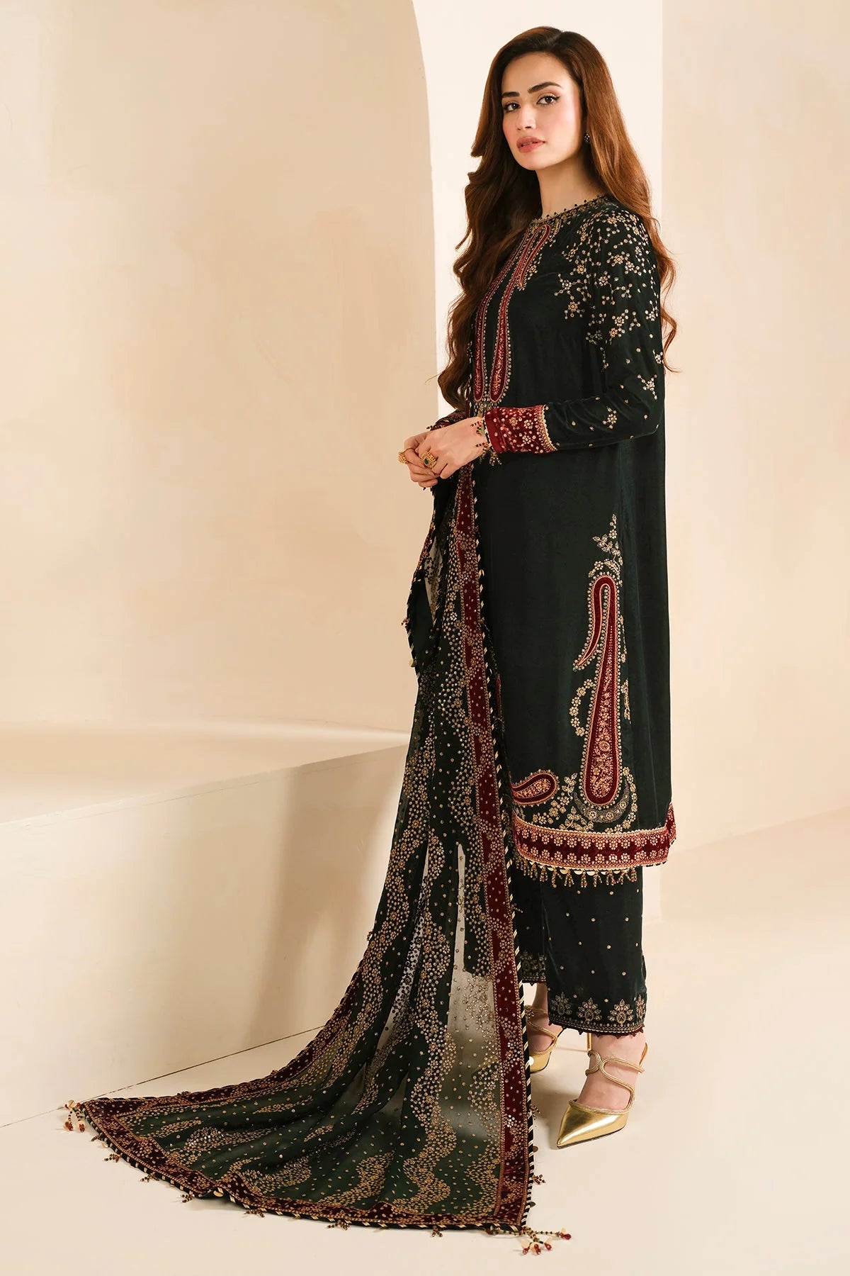EMBROIDERED
VELVET FORMAL
VF-2034