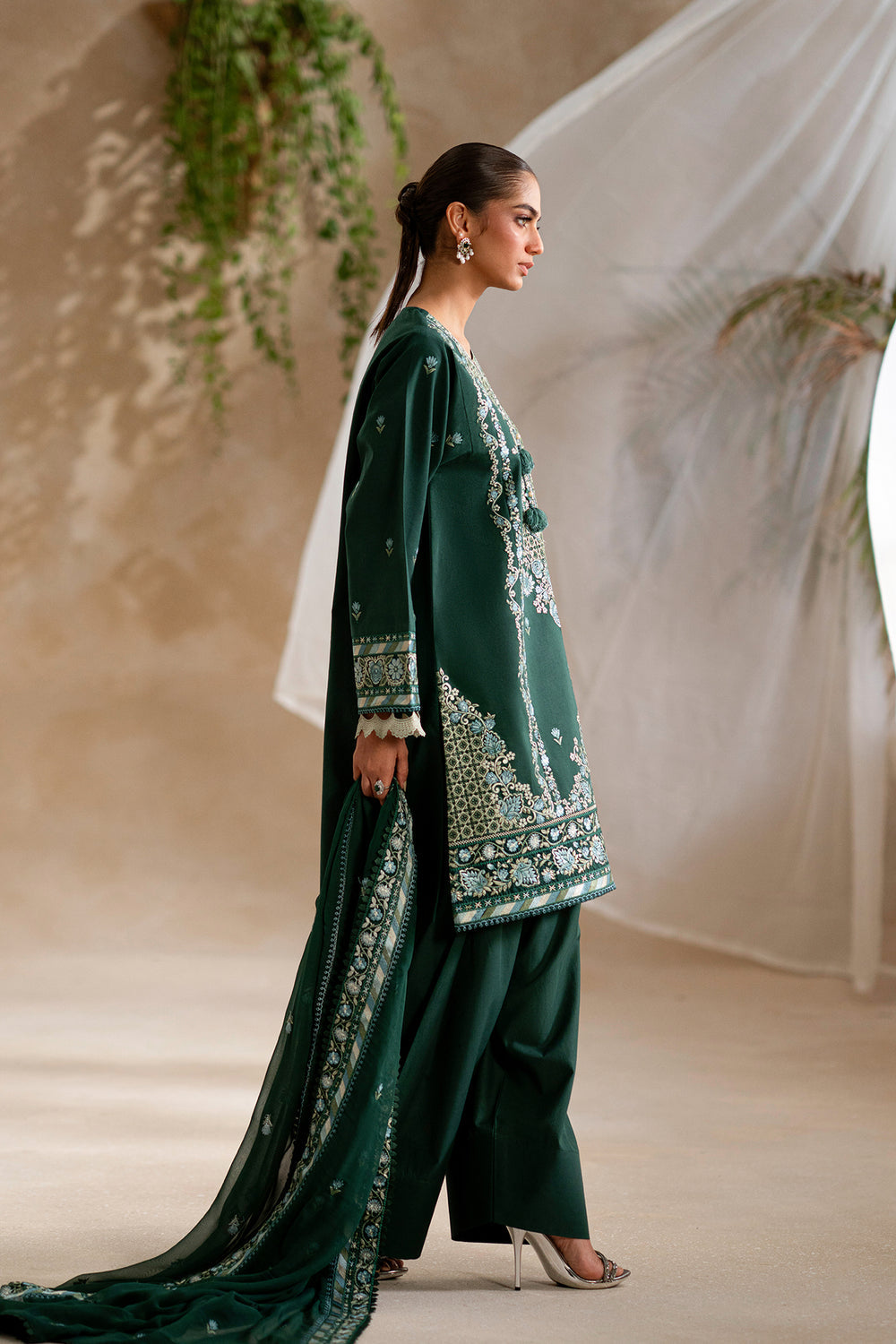 ETHNC WOMEN EMBROIDERED LAWN SUIT